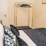 St Hilda's Corner House Apartment *